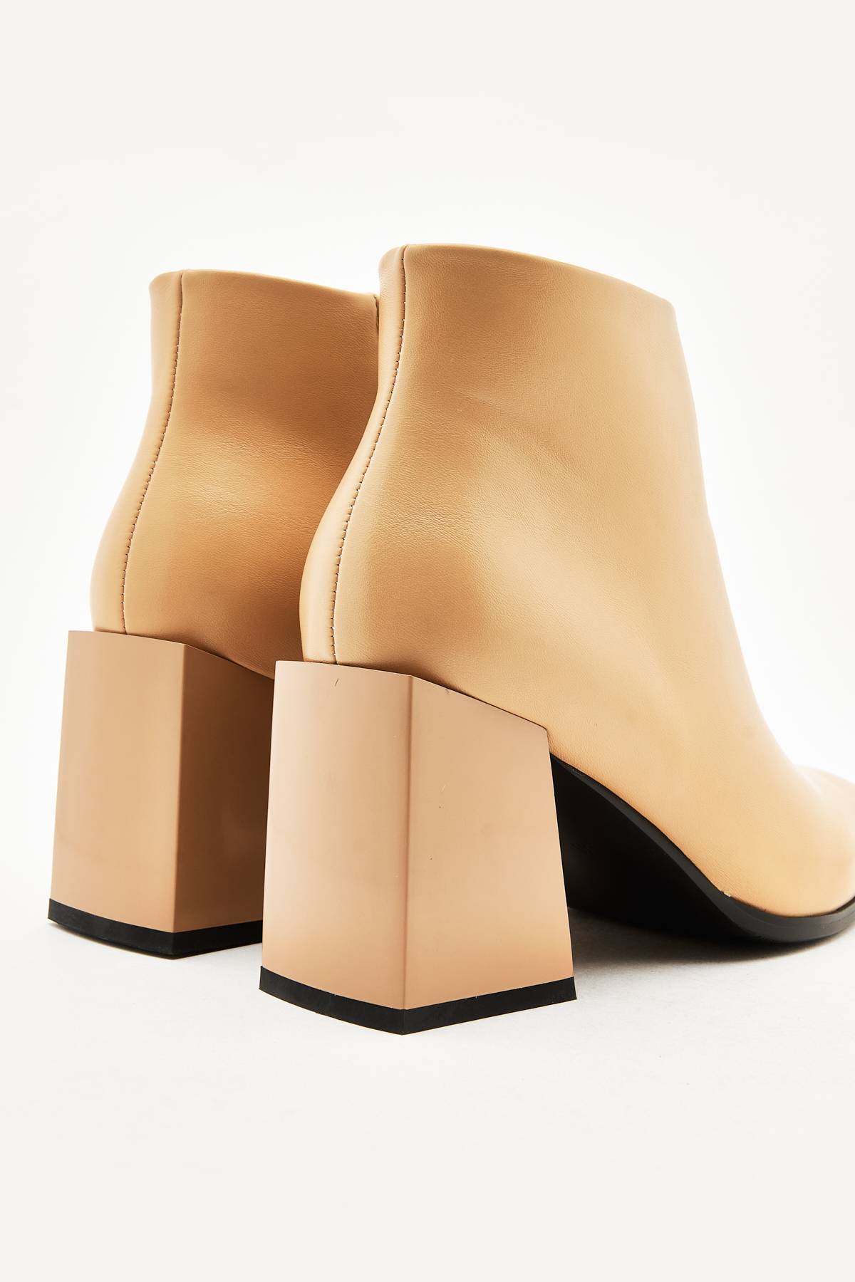 Arena Botin Marron Tacon Fino Botín De Taco Cuadrado H&O Deprati