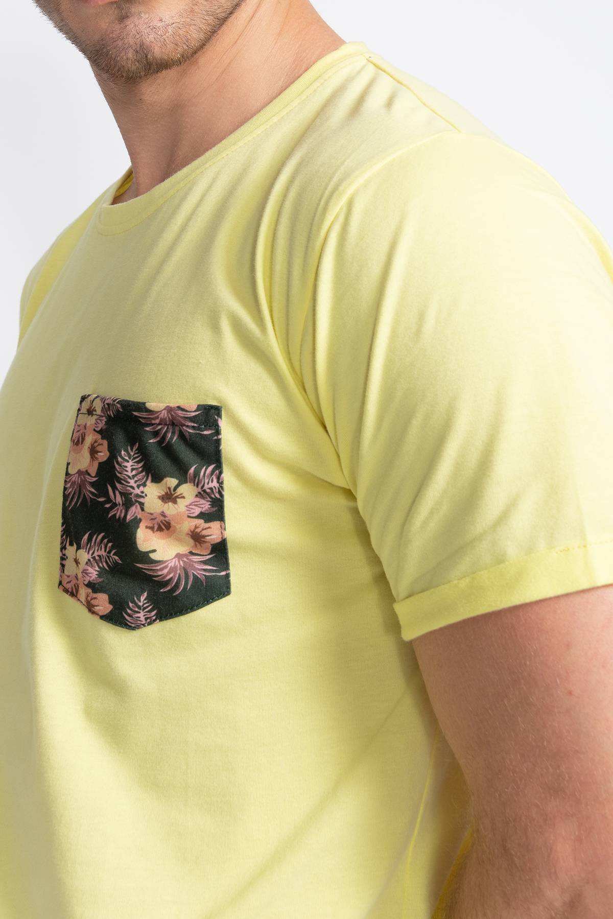 Camiseta con bolsillo online estampado