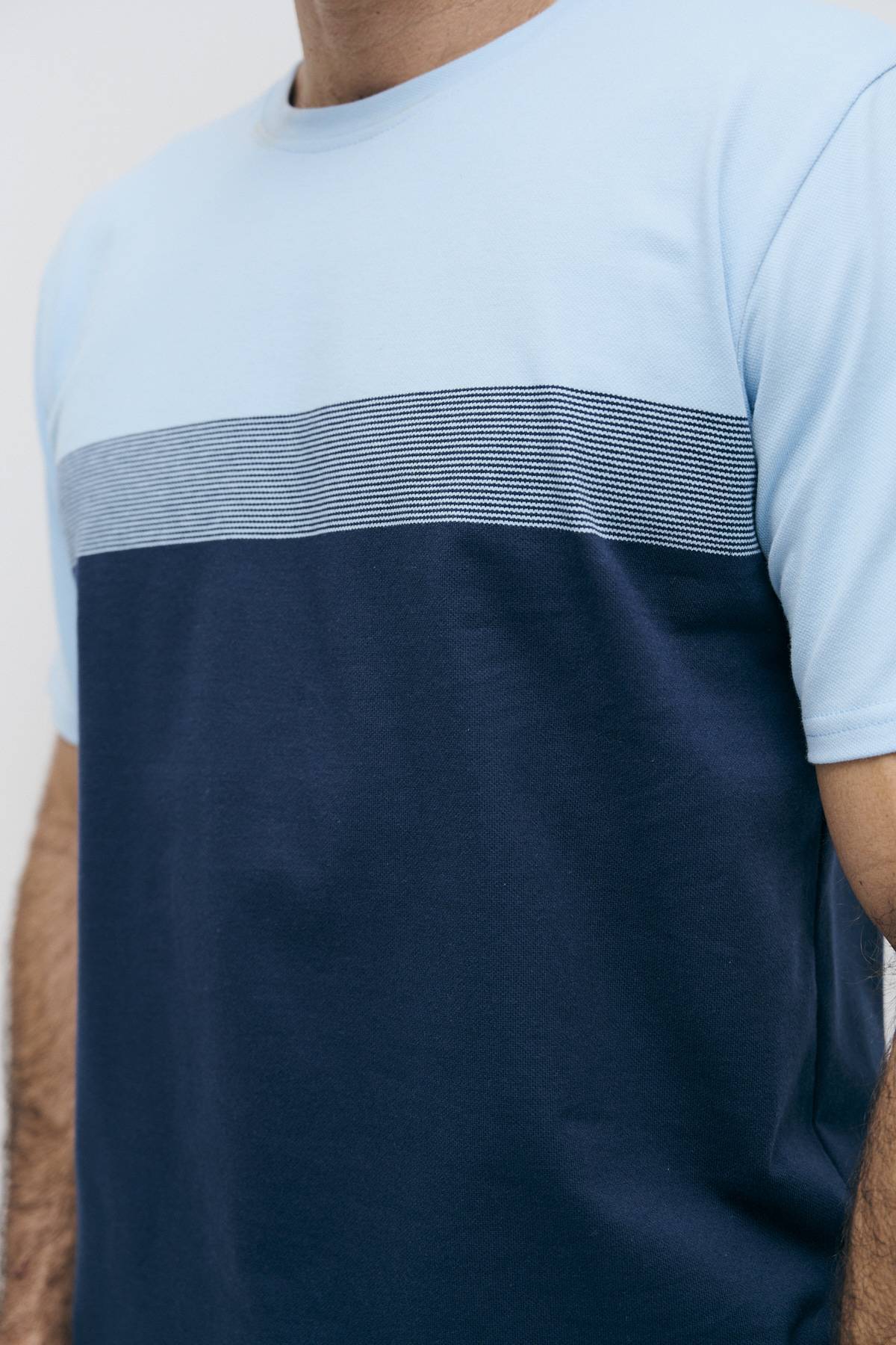 Camiseta Cuello Redondo Cortes En Hombro Y Screen En Manga | Compra