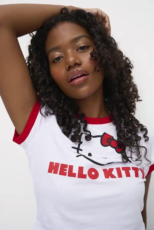 Stavi Hello Ringer Camiseta Estampada Baby Tee Ringer Hello Kitty | Deprati Tienda Online